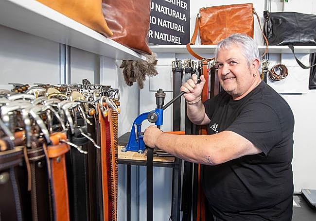 Joseba Andoni, del taller 'Aretxederra Cuero'.