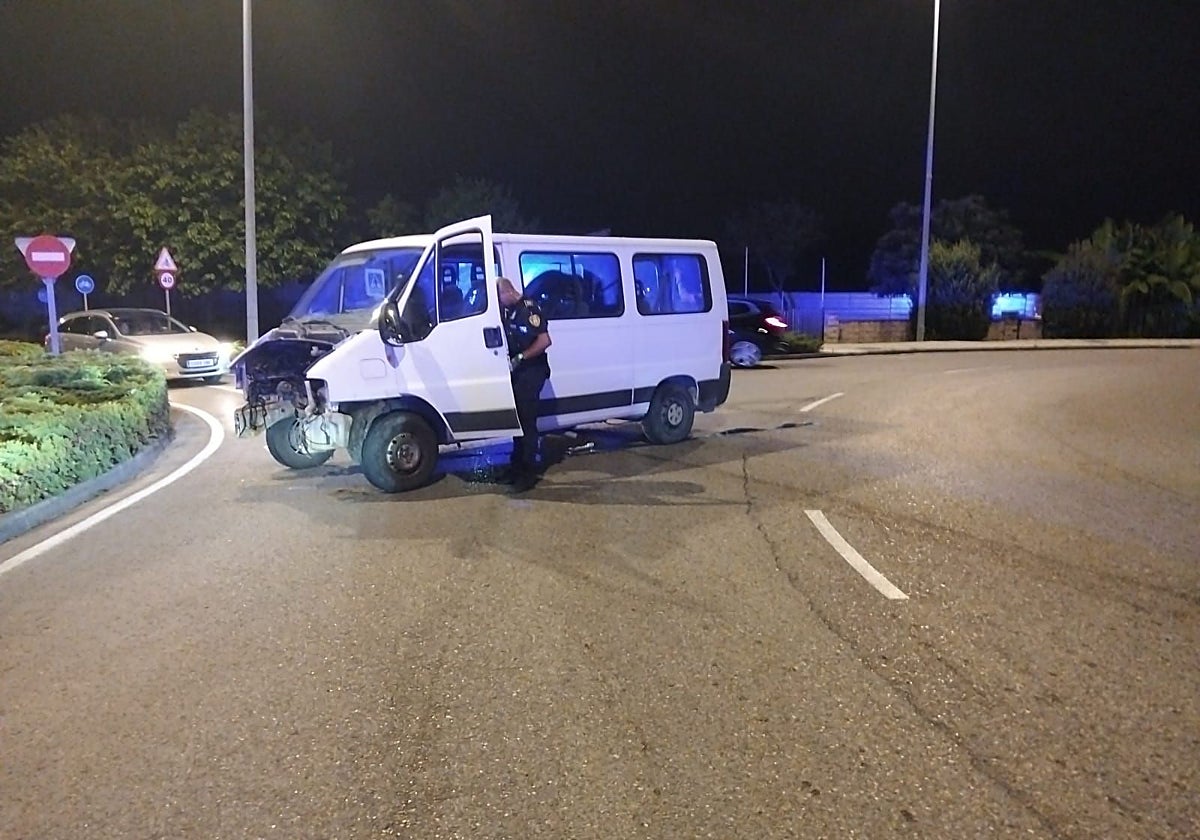 La furgoneta robada al Ayuntamiento de Reocín que fue recuperada por la Policía Local de Torrelavega.