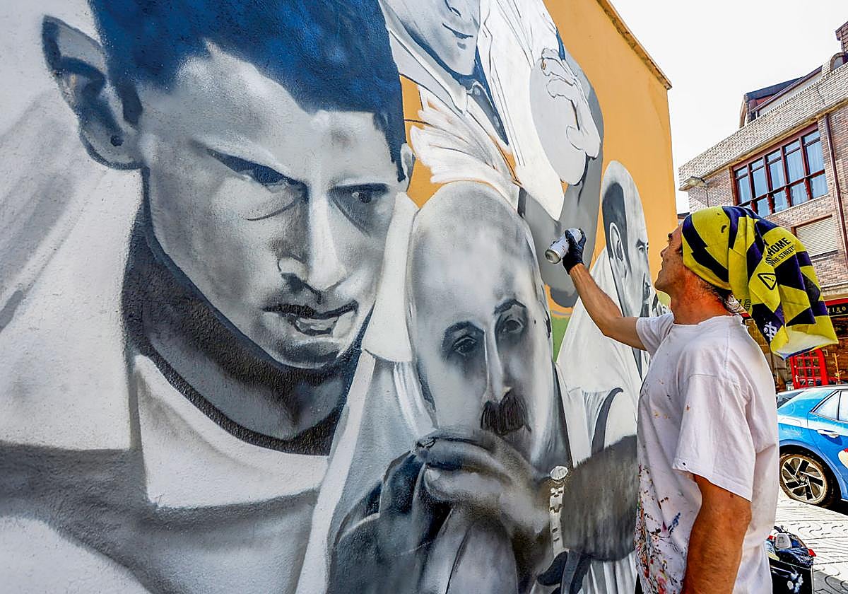 Iván Calvo (IKR) pintando uno de los rostros del mural.