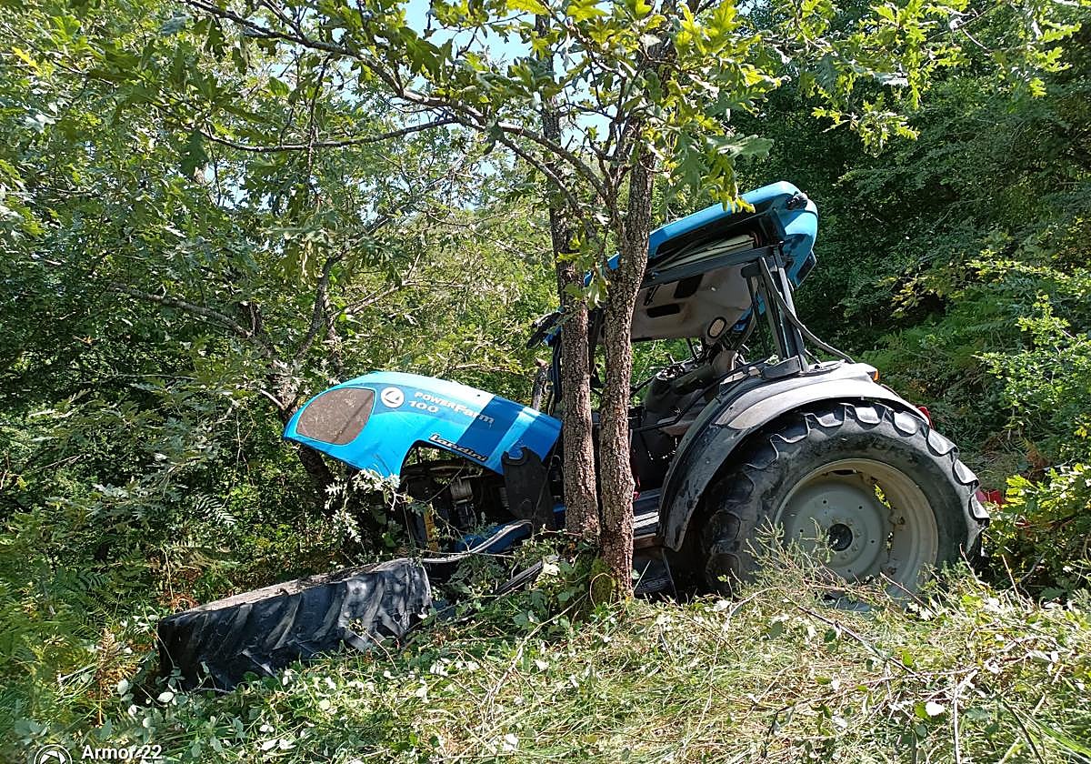 Estado en el que ha quedado el tractor tras el accidente.