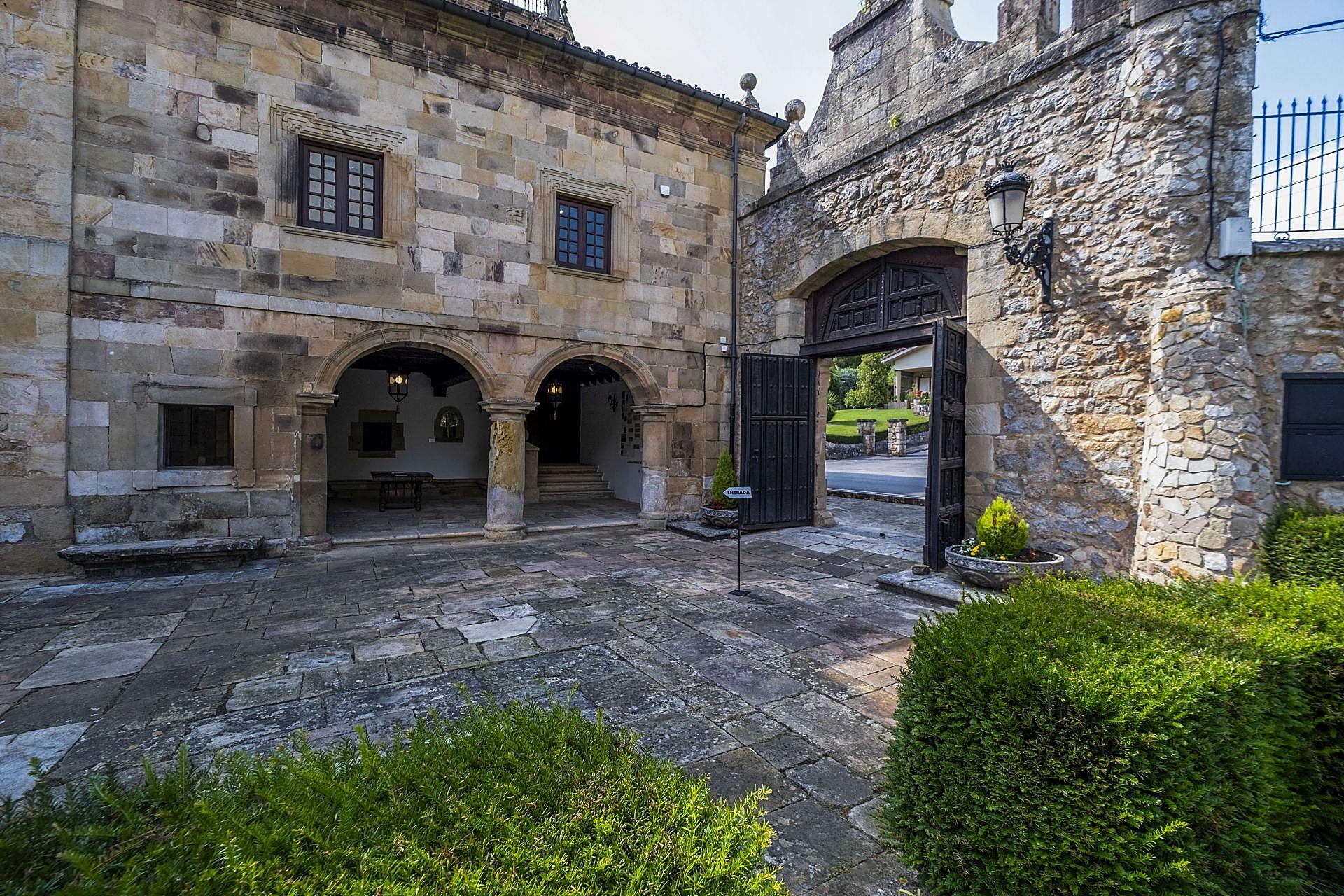 Portón de acceso al recinto interior del edificio.