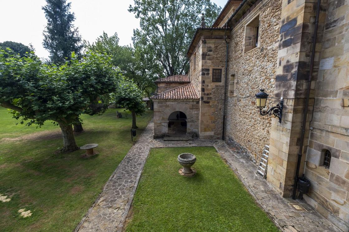 Otra zona de los jardines del inmueble cántabro, que en su origen perteneció al duque de Torrehermosa.