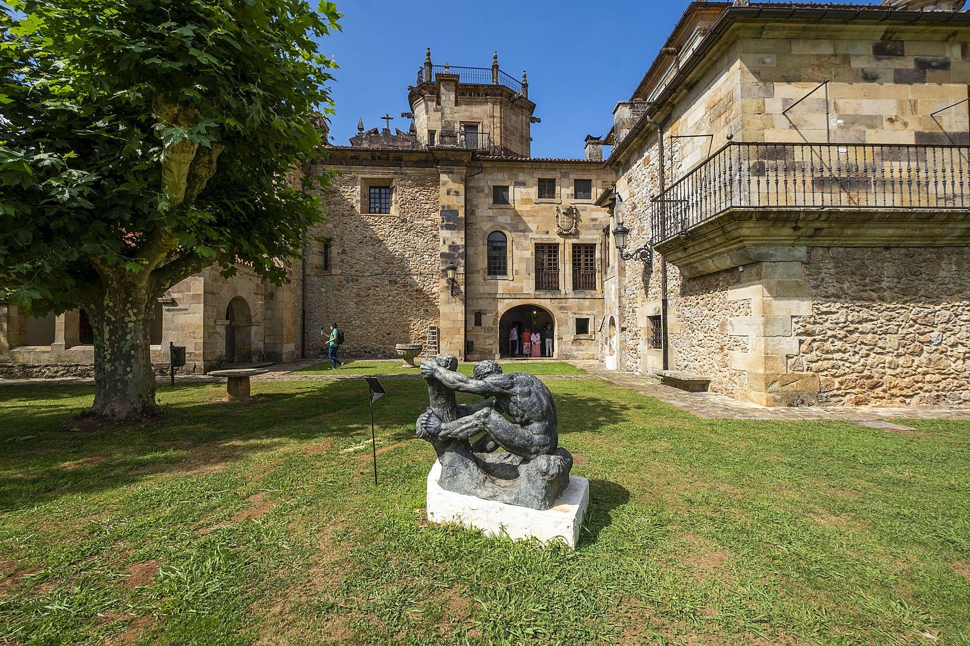 En los jardines del palacio se ubican diferentes esculturas de destacados artistas españoles del pasado siglo. En primer término, la obra 'Angustia' (1973) de María Luz Morante del Peral.