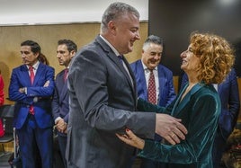 La ministra de Hacienda, María Jesús Montero, saluda al consejero de Economía cántabro, Luis Ángel Agüeros.