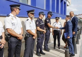 Casares estrecha la mano del jefe de la Policía Local, Enrique Trigueros, junto a agentes, el alcalde y la jefa superior de la Policía Nacional.