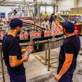 Trabajadores de la embotelladora comprueban que el proceso se desarrolle correctamente.