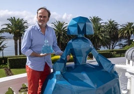 Felipao en el Hotel Real de Santander, con dos de las esculturas de sus Meninas.