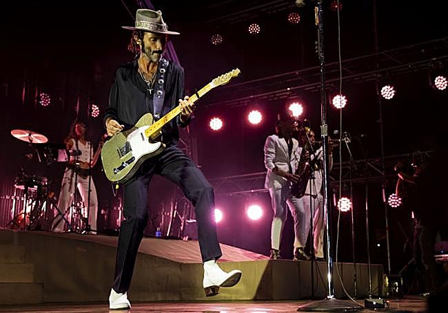 Leiva y su telecaster de purpurina, anoche en la campa.