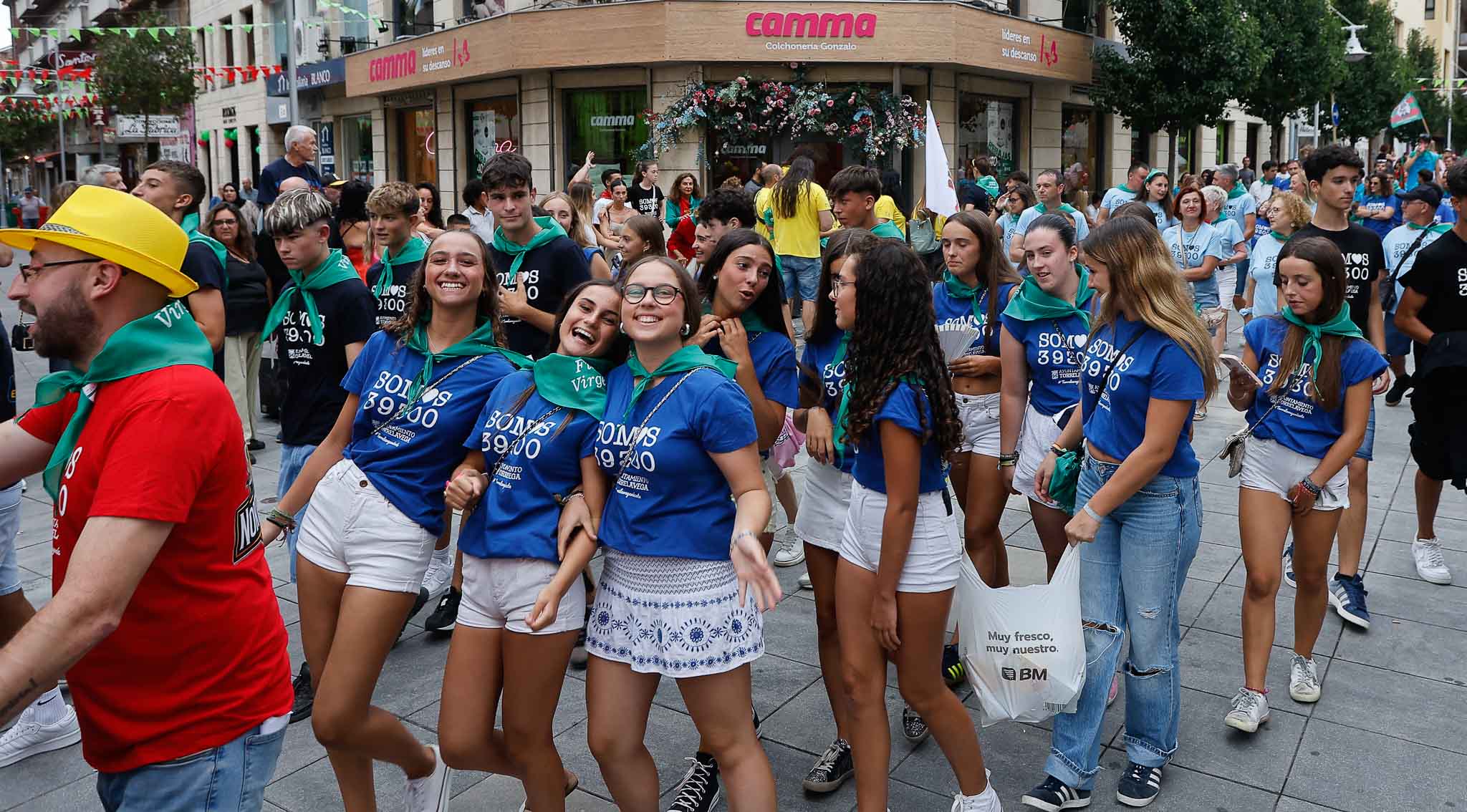 El desfile de peñas de Torrelavega no deja a nadie indiferente