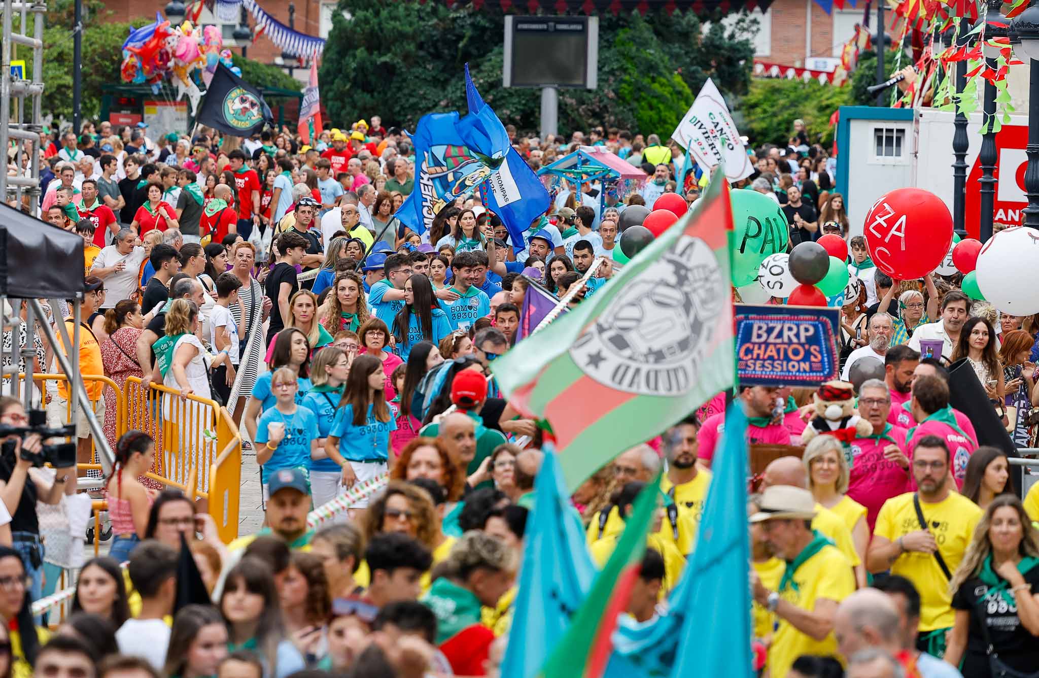 El desfile de peñas de Torrelavega no deja a nadie indiferente