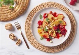 Ensalada fría de piña al vapor con puré de frutos rojos y menta.