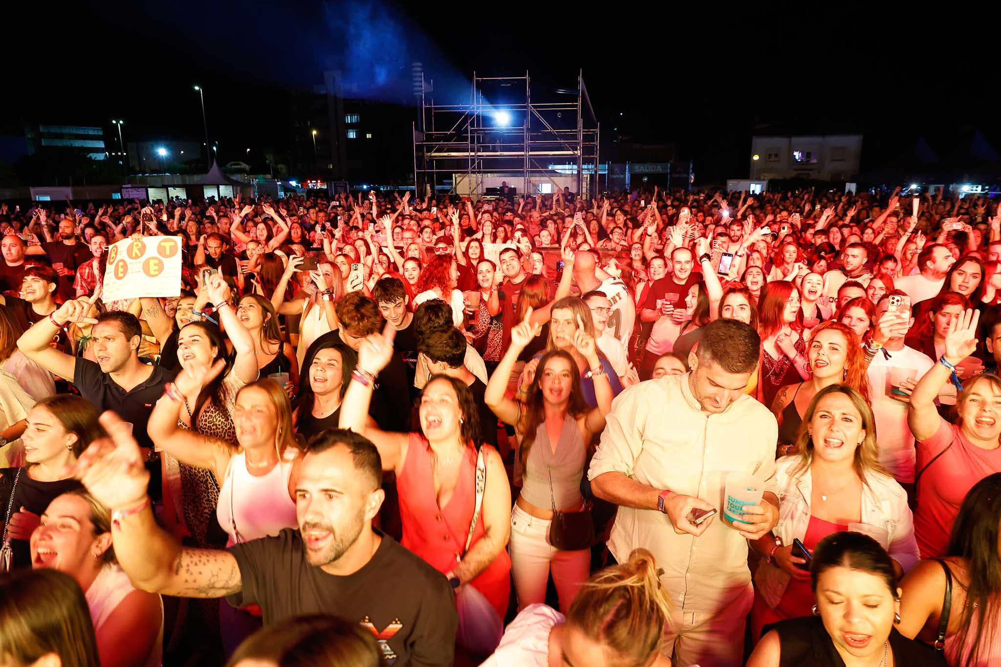 El público, mayoritariemente juvenil, no paró de cantar y bailar.