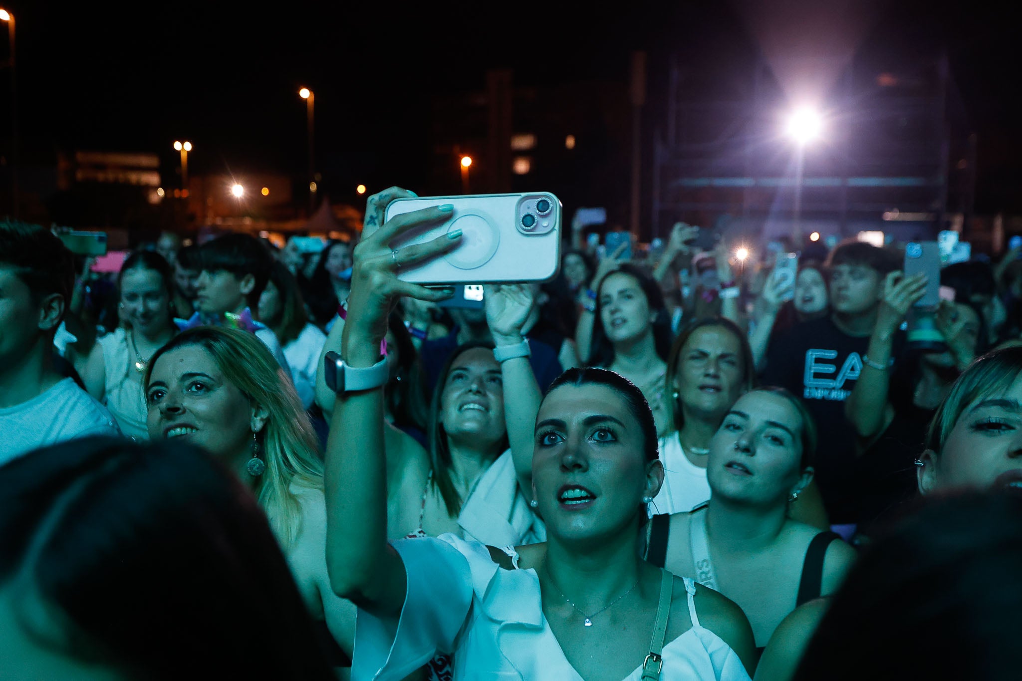 Móvil en mano, los fans grabaron sus canciones.