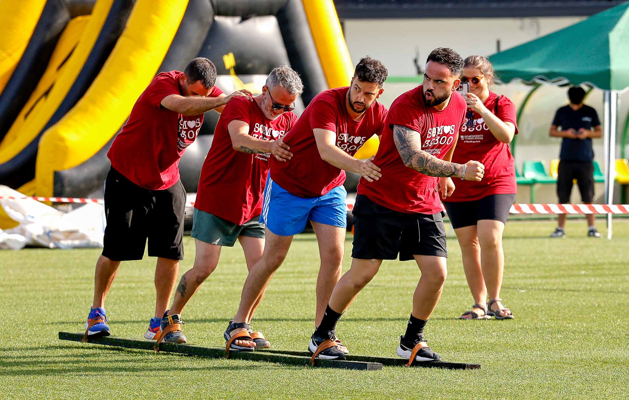 Los participantes tuvieron que emplearse al máximo bajo el sol de verano. 