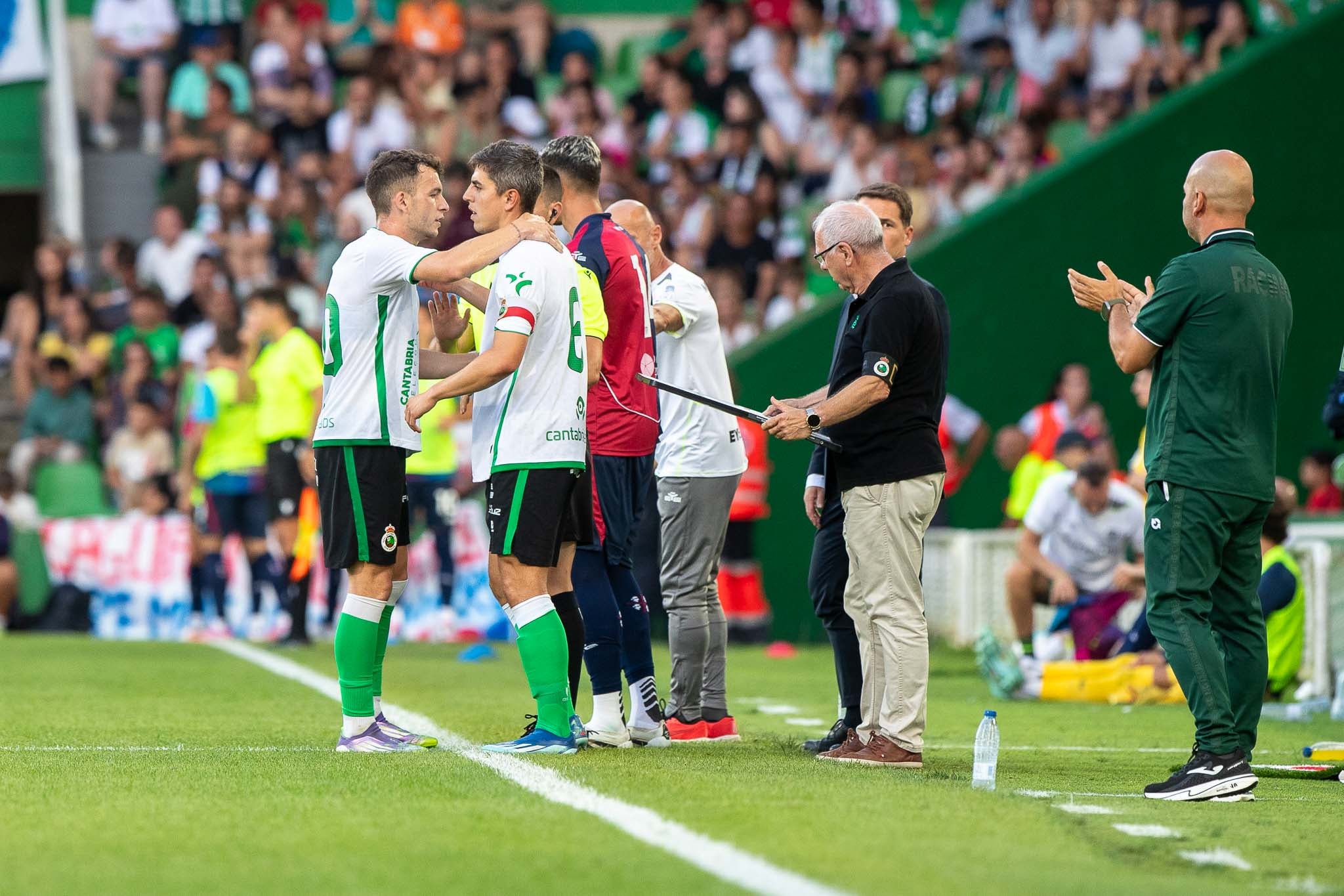 Vicente abraza a Ïñigo Sainz-Maza al saltar al campo