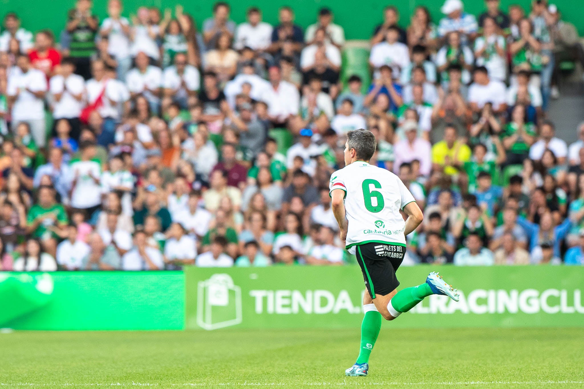 Íñigo Sainz-Maza volvió a pisar el terreno de juego casi un año después de su lesión