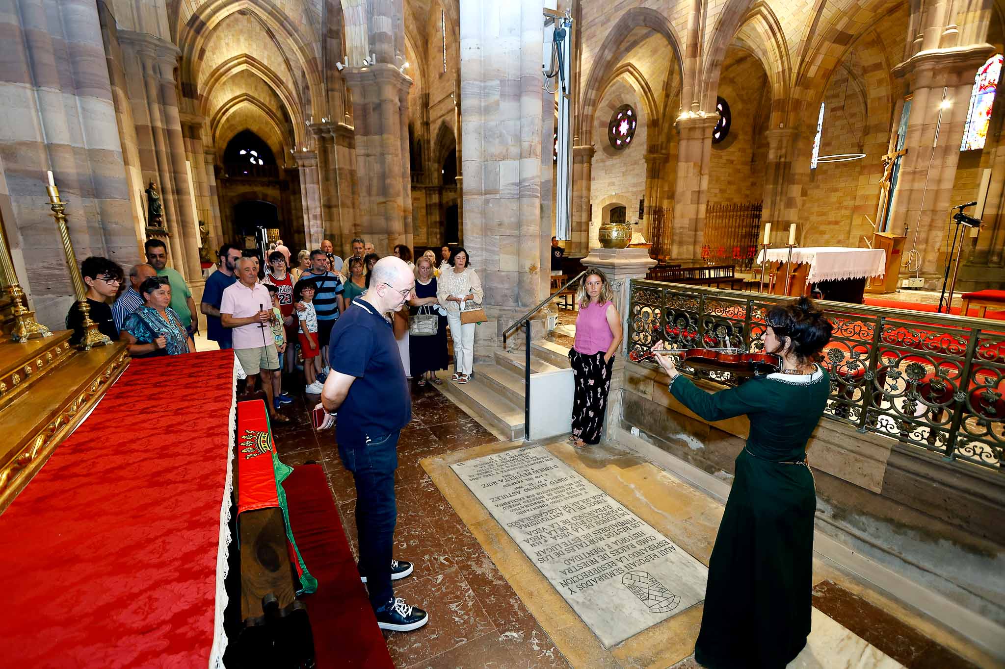 la actriz, que interpreta a Leonor de la Vega, interpretó al violín el Ave María como emotivo tributo a la dama