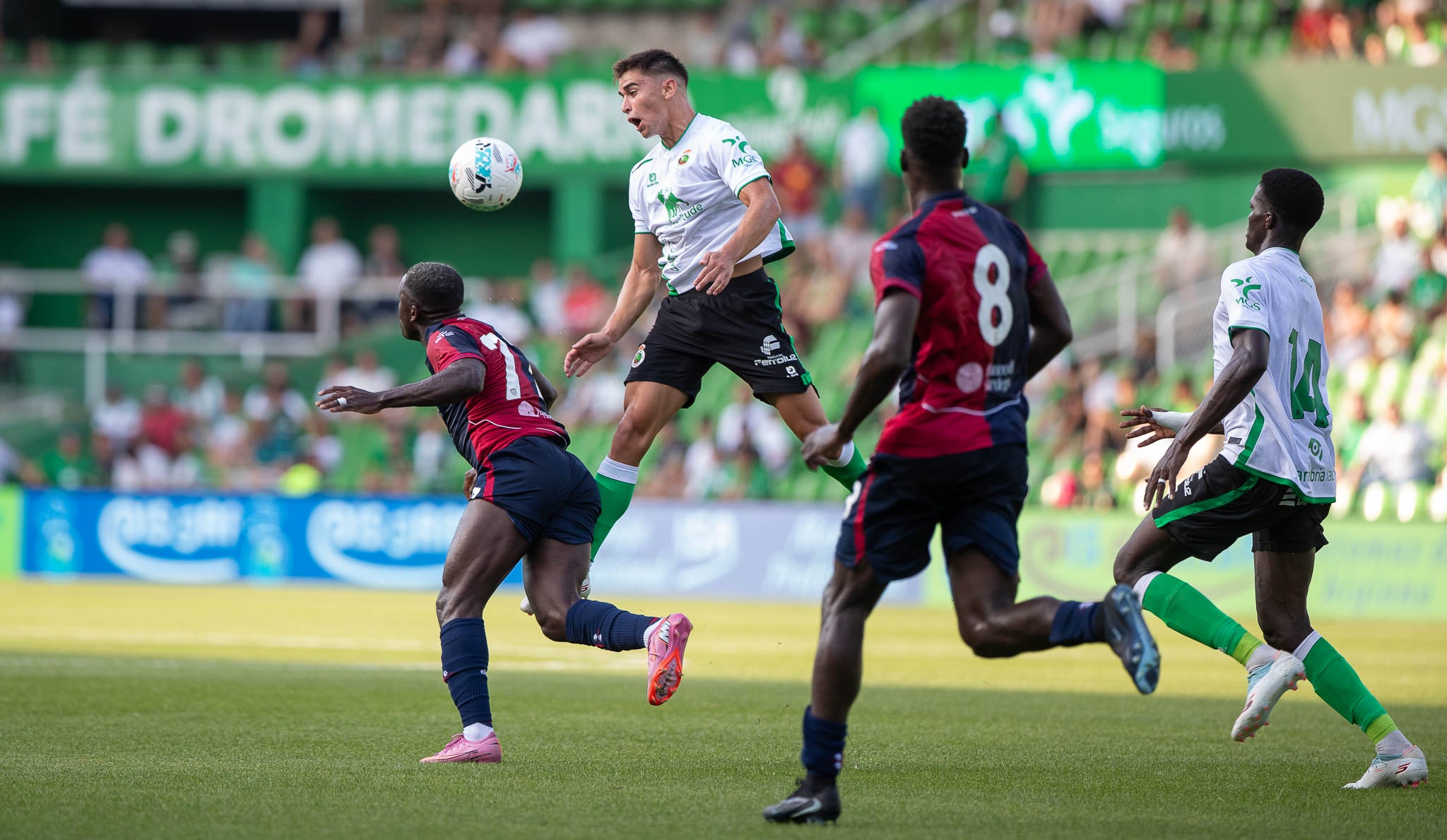 Mario García cabecea ante dos jugadores del Cagliari.