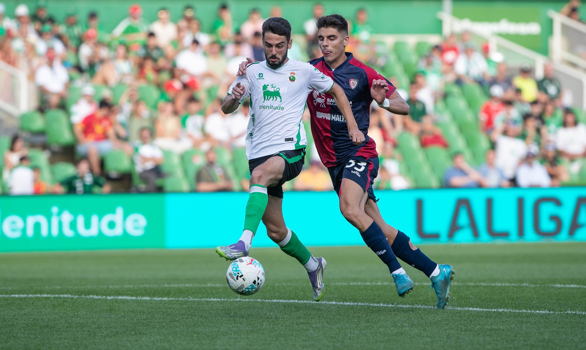 Andrés Martín conduce la pelota ante un jugador italiano.