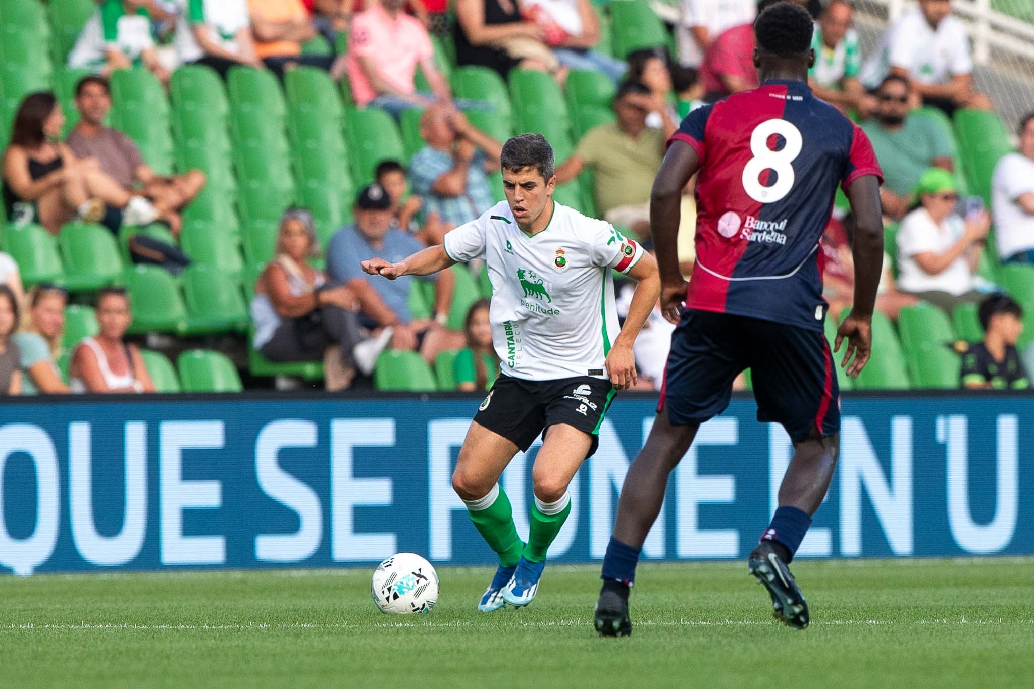 Íñigo Sainz-Maza conduce el balón en el partido de regreso tras su larga ausencia de los terrenos de juego.