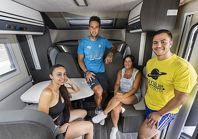 Olga González y Guillermo Guitián (a la derecha de la imagen), en su autocaravana.