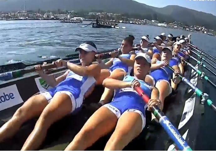 La tripulación de Astillero, en plena boga en aguas gallegas.