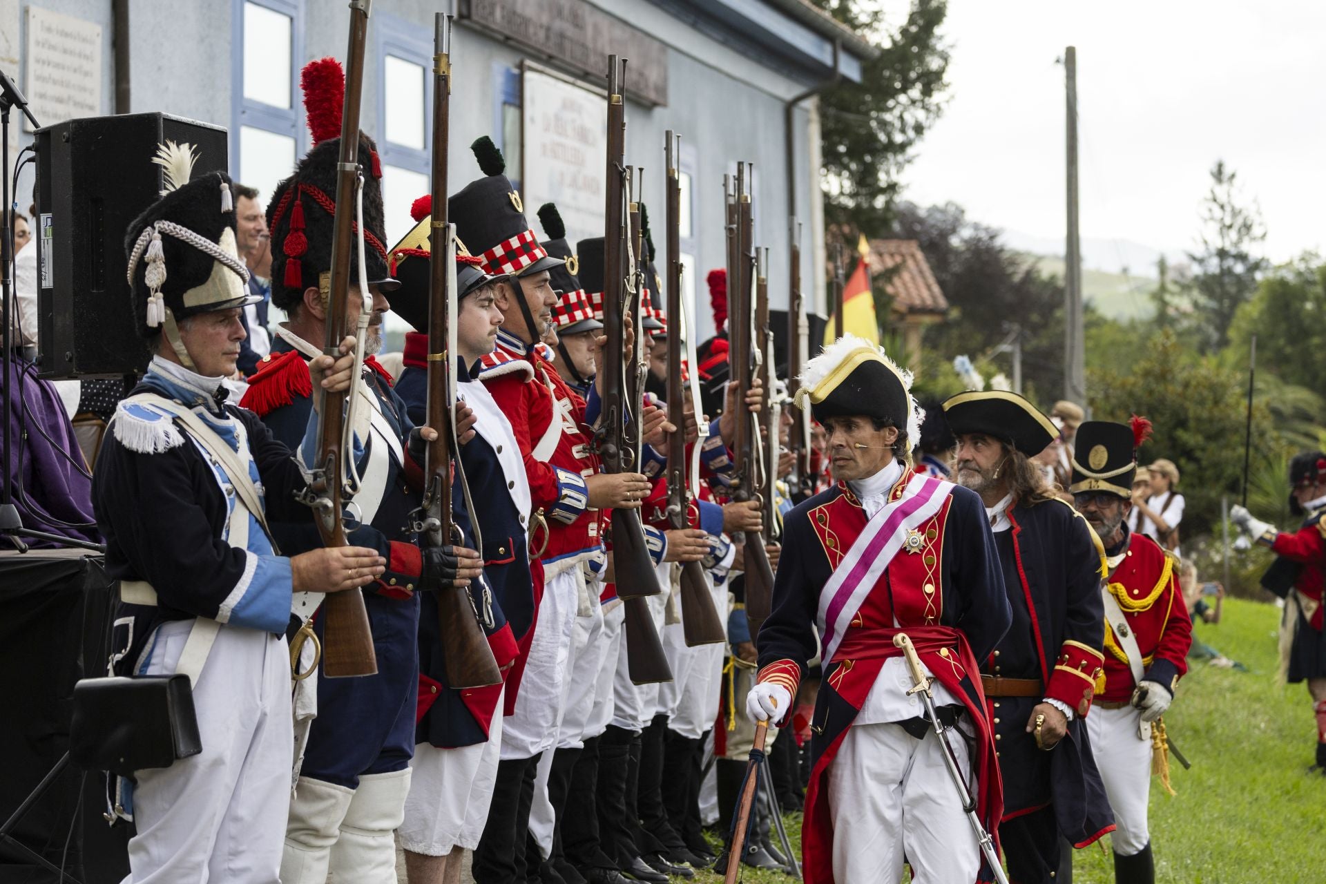 El brigadier pasa revista a las tropas.