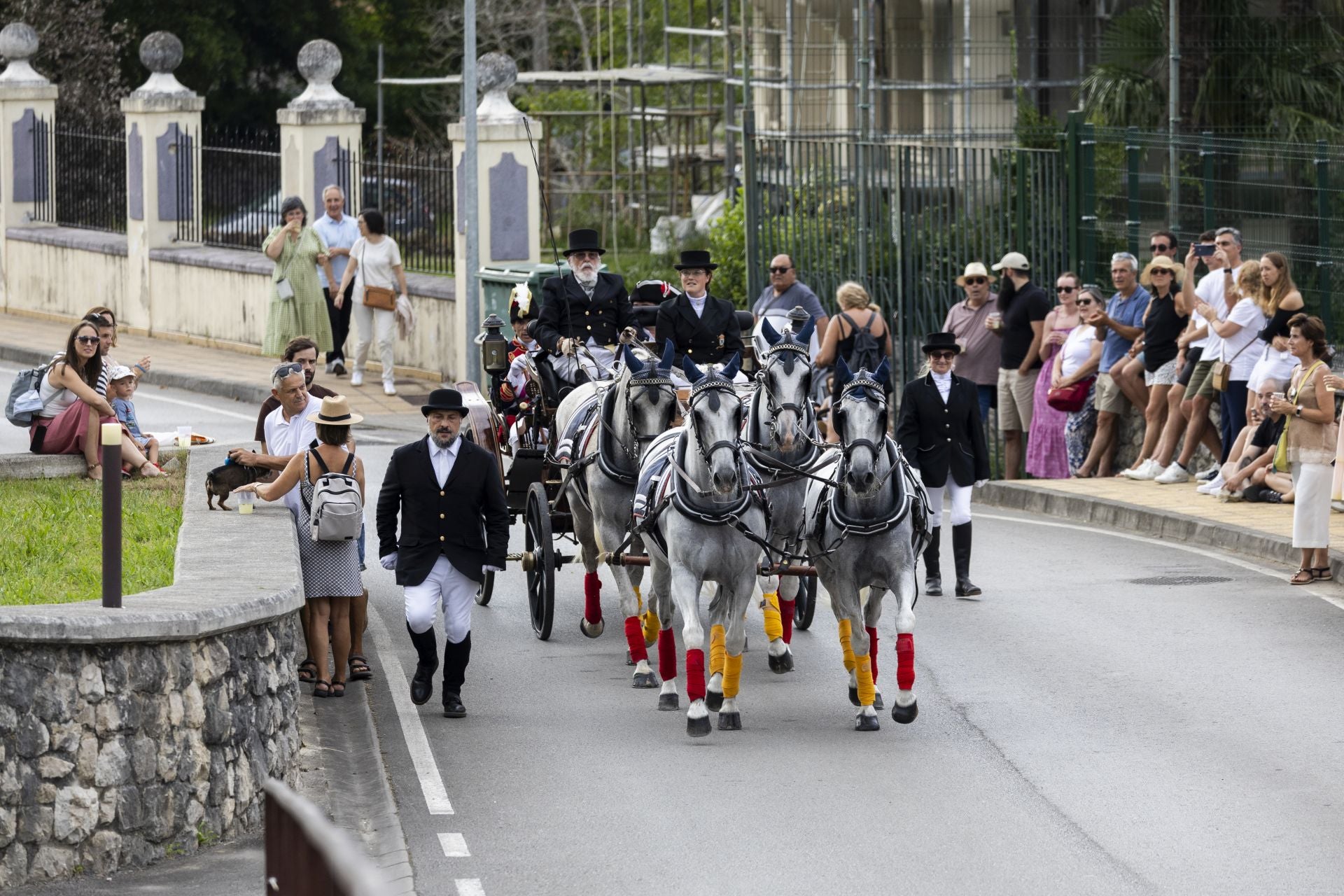 El brigadier Fernando Casado de Torres llega en calesa a la Real Fábrica de Artillería.