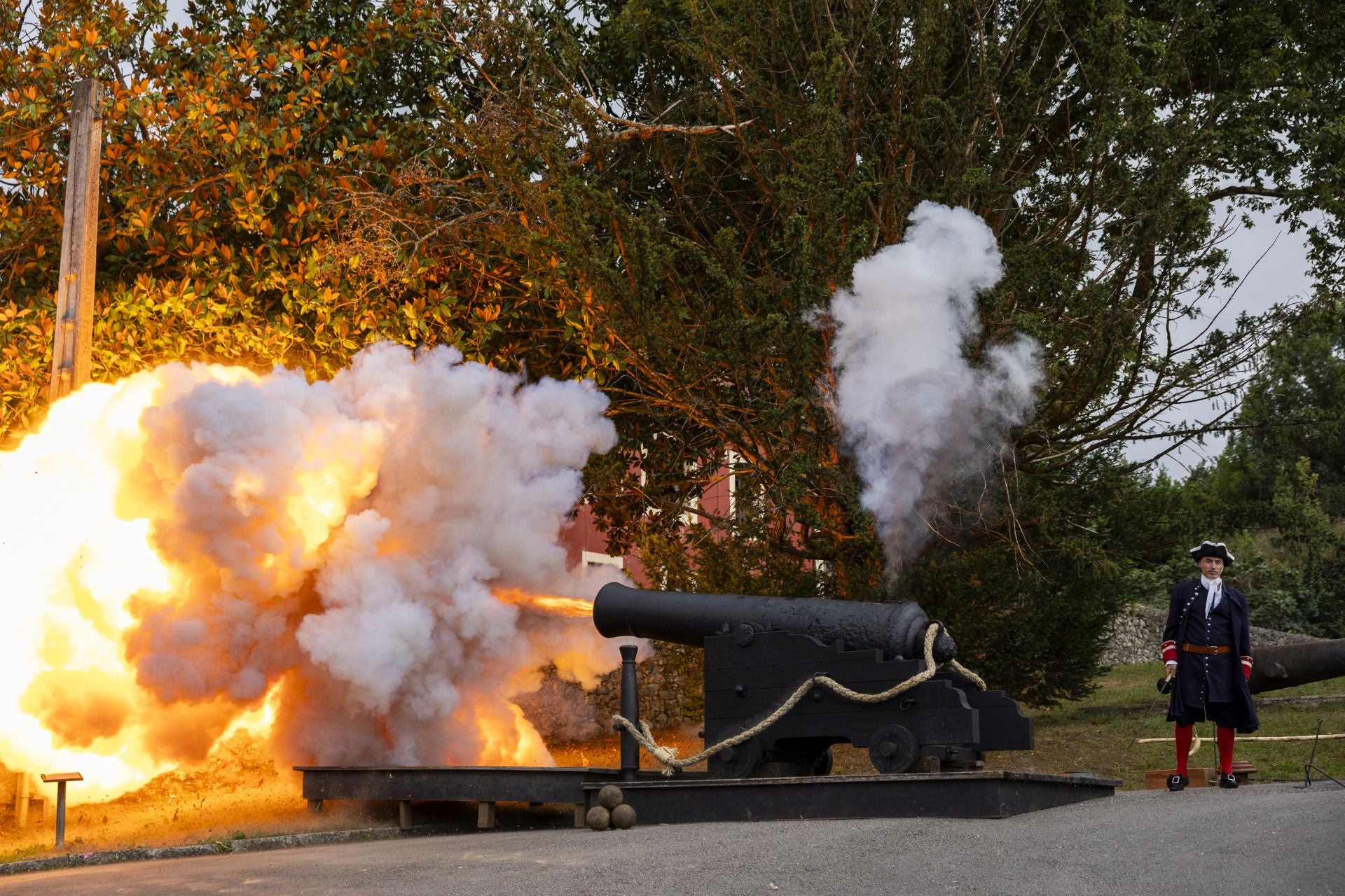 Momento del cañonazo junto al Museo de Artillería.