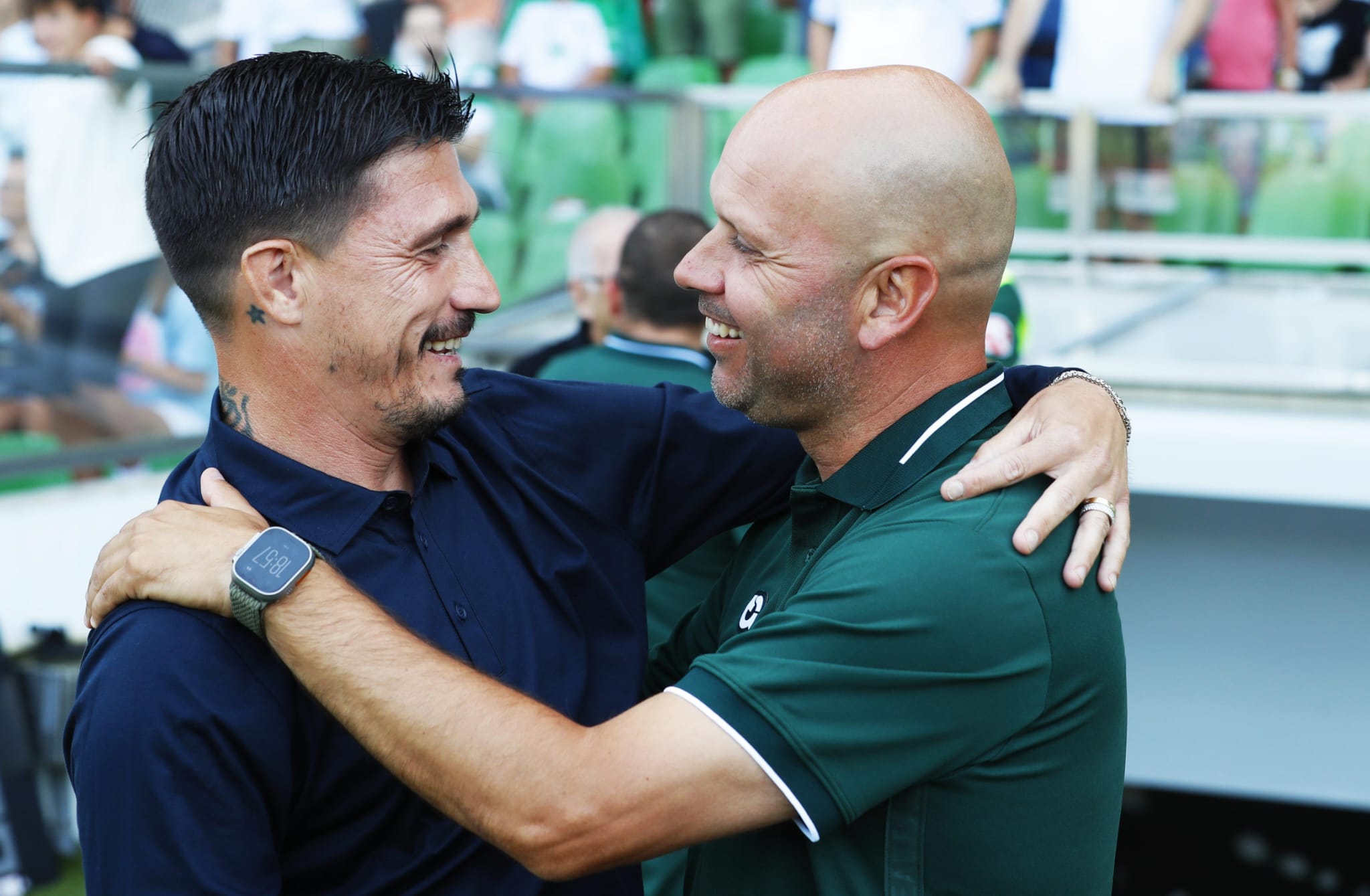 El entrenador de Clagliari Fabio Pisacane abraza a José Alberto