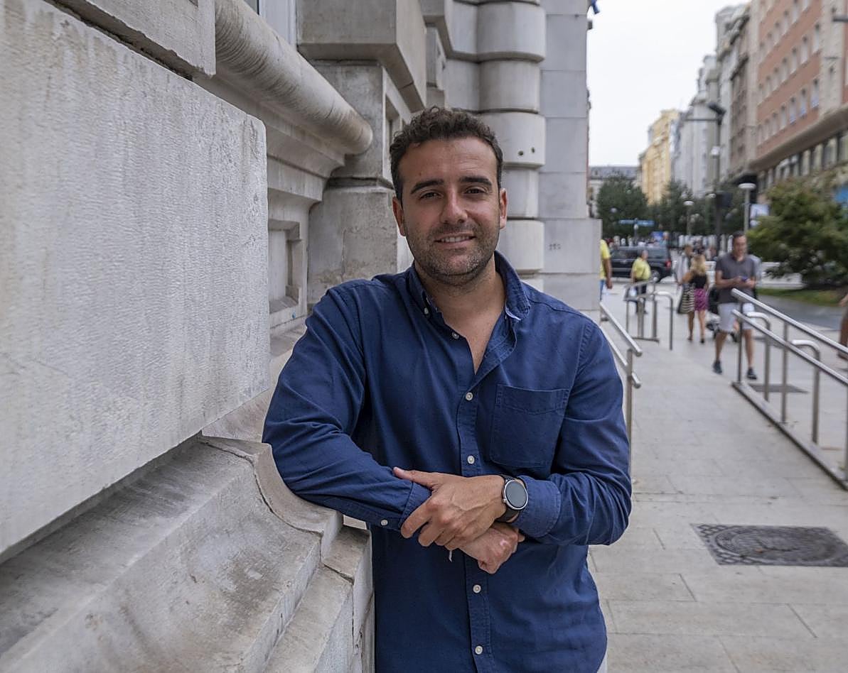 El concejal de Turismo y Dinaminación Social, Fran Arias, posa junto a la fachada del Ayuntamiento de Santander.