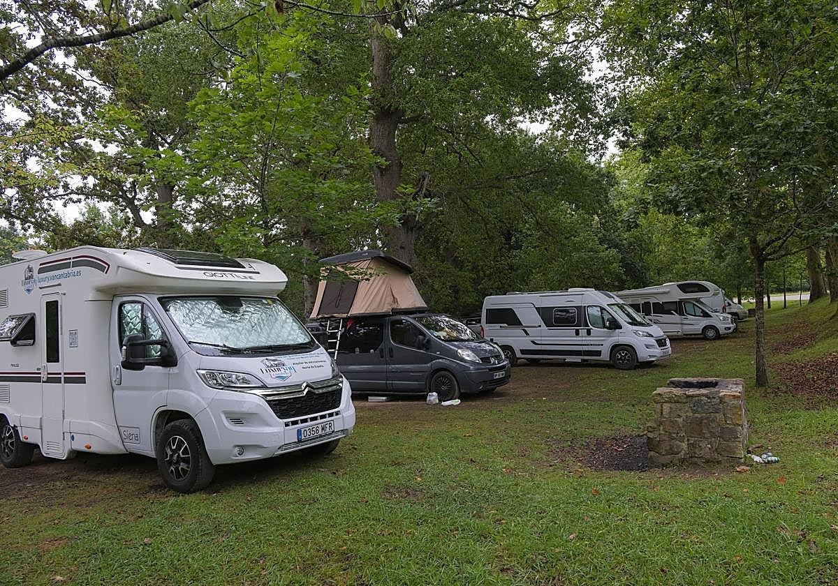 Media docena de autocaravanas aparcadas en fila en la Braña del Mozucu de Udías.