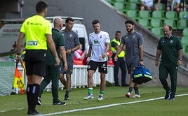 Clément Michelin, en el centro, se retira del campo acompañado por los servicios médicos.