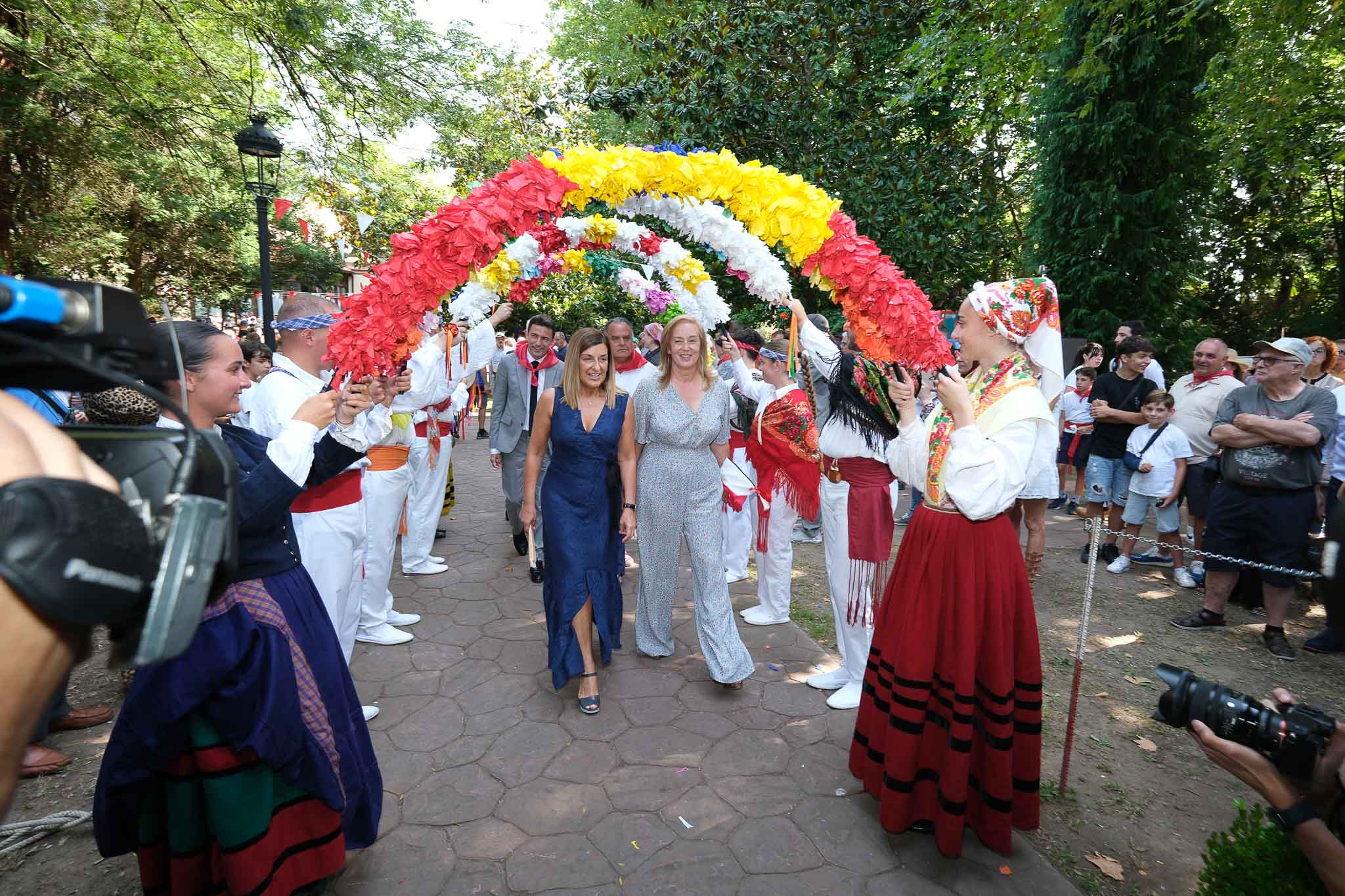 Buruaga y González Revuelta acceden a la carpa donde se celebra el homenaje a las banderas. 