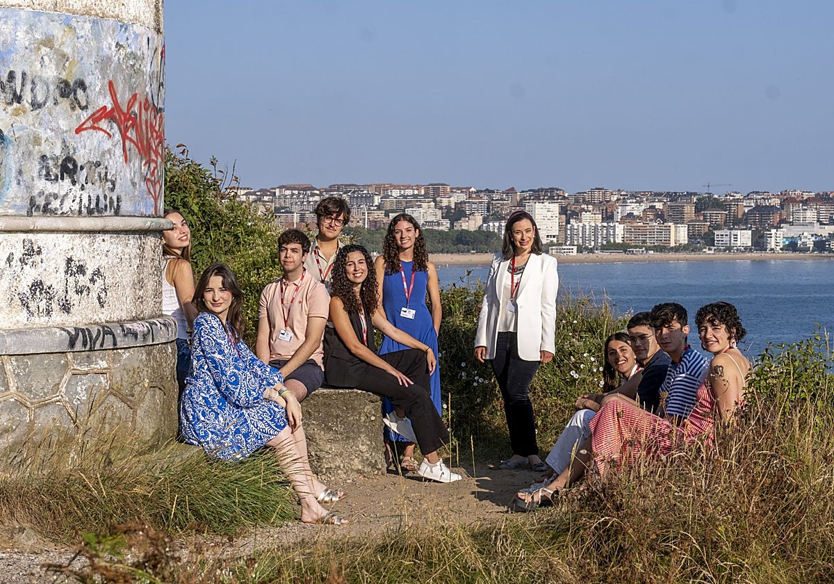 Los alumnos del Aula Blas Cabrera posan con su directora en La Magdalena. De izquierda a derecha, Paula Parra, Isabel María Moreno, Federico Cabrera, Gonzalo José Tejero, Lucía Martínez, Alba María Segura, Cristina Blanco, Paula Inmaculada García, Mario Guillén, Ismael García y Estefanía Riesco de Dios.