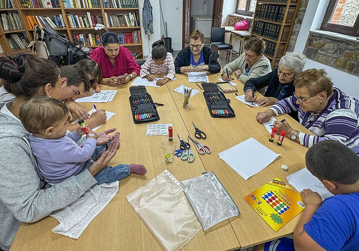 Personas mayores interactuando con niños, en una imagen de archivo.
