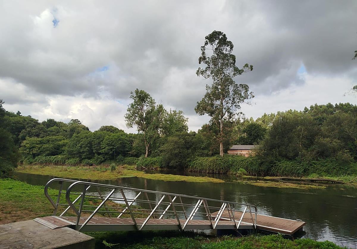 El pantalán y la pasarela ya están instaladas en la ría de Cubas.