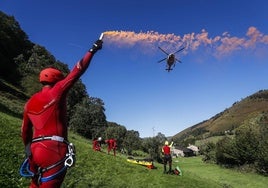 Efectivos del Servicio de emergencias del 112 en un simulacro de intervención en un barranco con una víctima ficticia con rotura de pelvis.