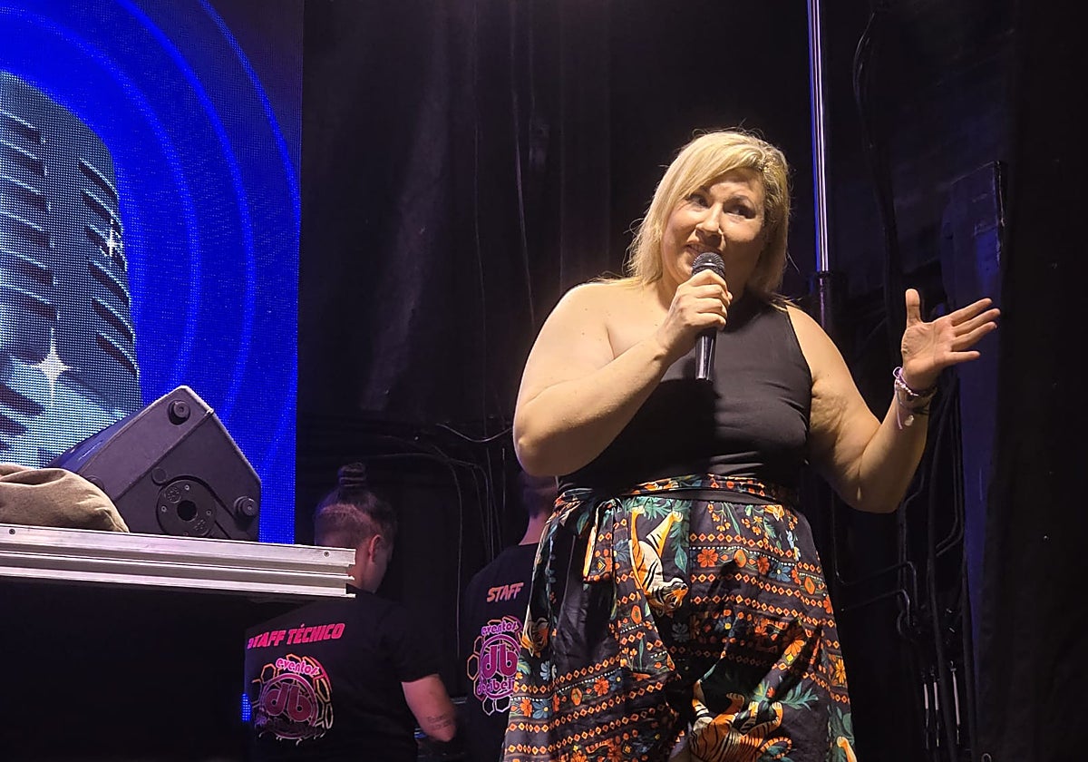 Vanesa Díaz, ganadora del concurso de karaoke de San Vicente de la Barquera.