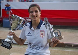 Marta Castillo celebra la consecución del título regional, el tercero consecutivo y el cuarto en total para ella.