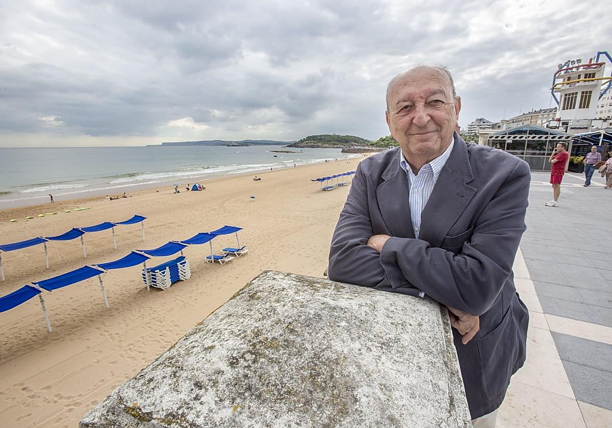 Tomás Epeldegui, en la playa de El Sardinero en Santander.