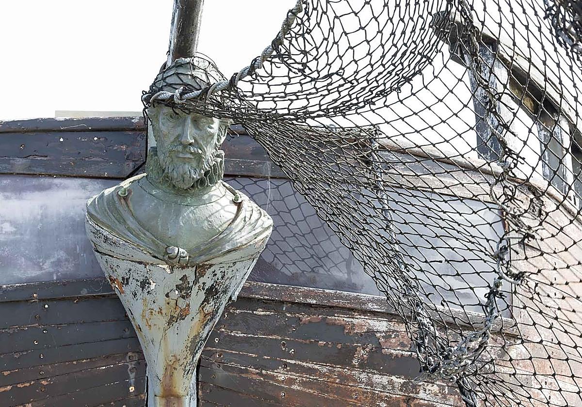 La alcaldesa está «encantada» de que una empresa se postule a reparar los galeones de Vital Alsar