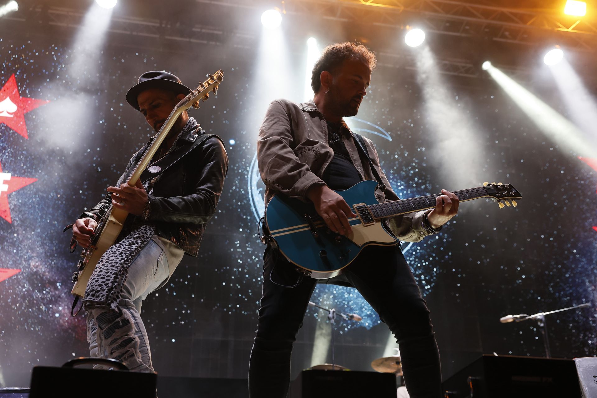 La sección rítmica, con el incombustible Edu Sierra a la batería y el novato Sergio Sainz al bajo, estuvo rotunda y tremendamente enérgica