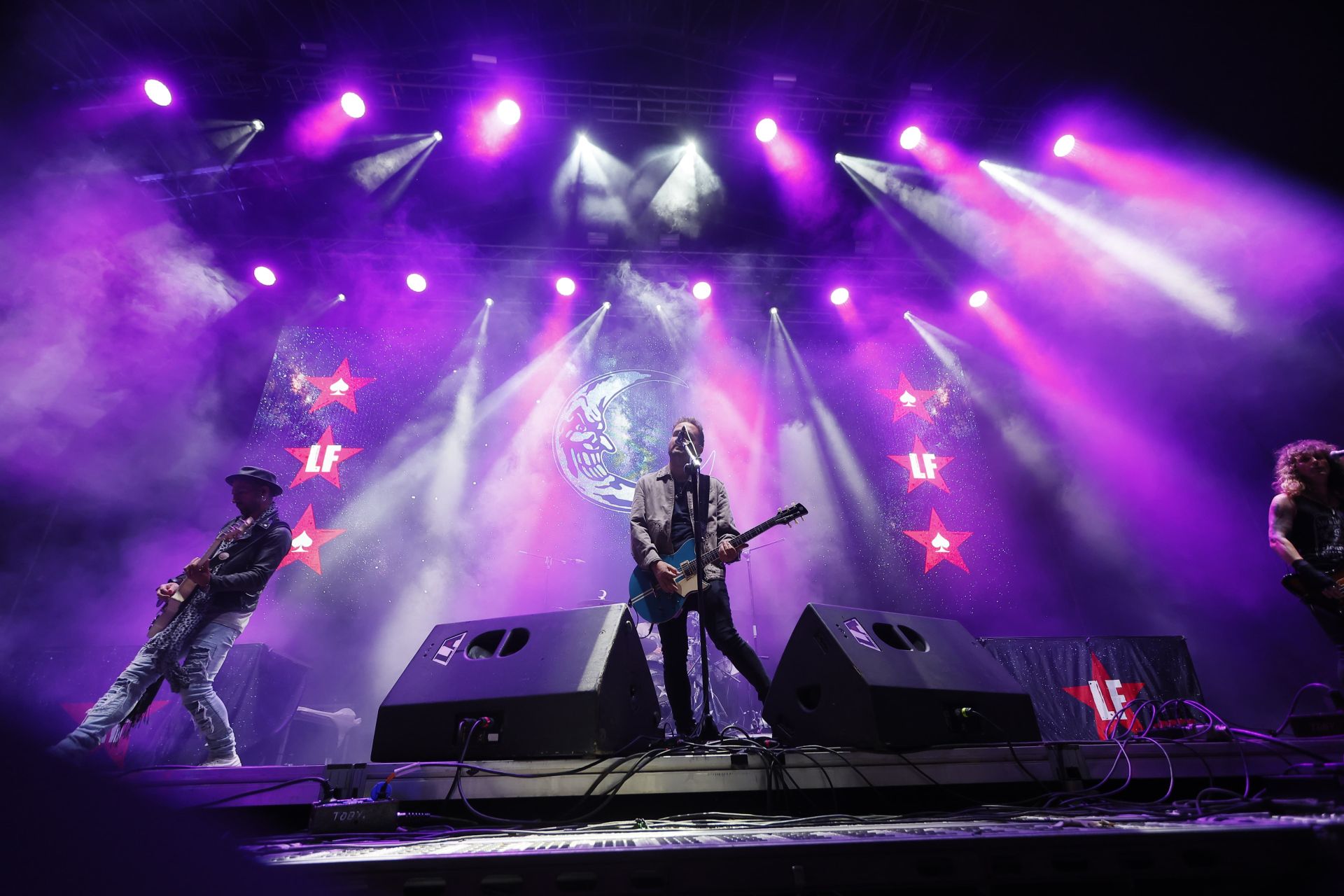 Uno tras otr cayeron los temas más conocidos de la banda: 'Majareta', 'Baja por diversión', en 'Pedazo de morrón soltaron globos gigantes' y durante 'Jaleo' hubo bengalas