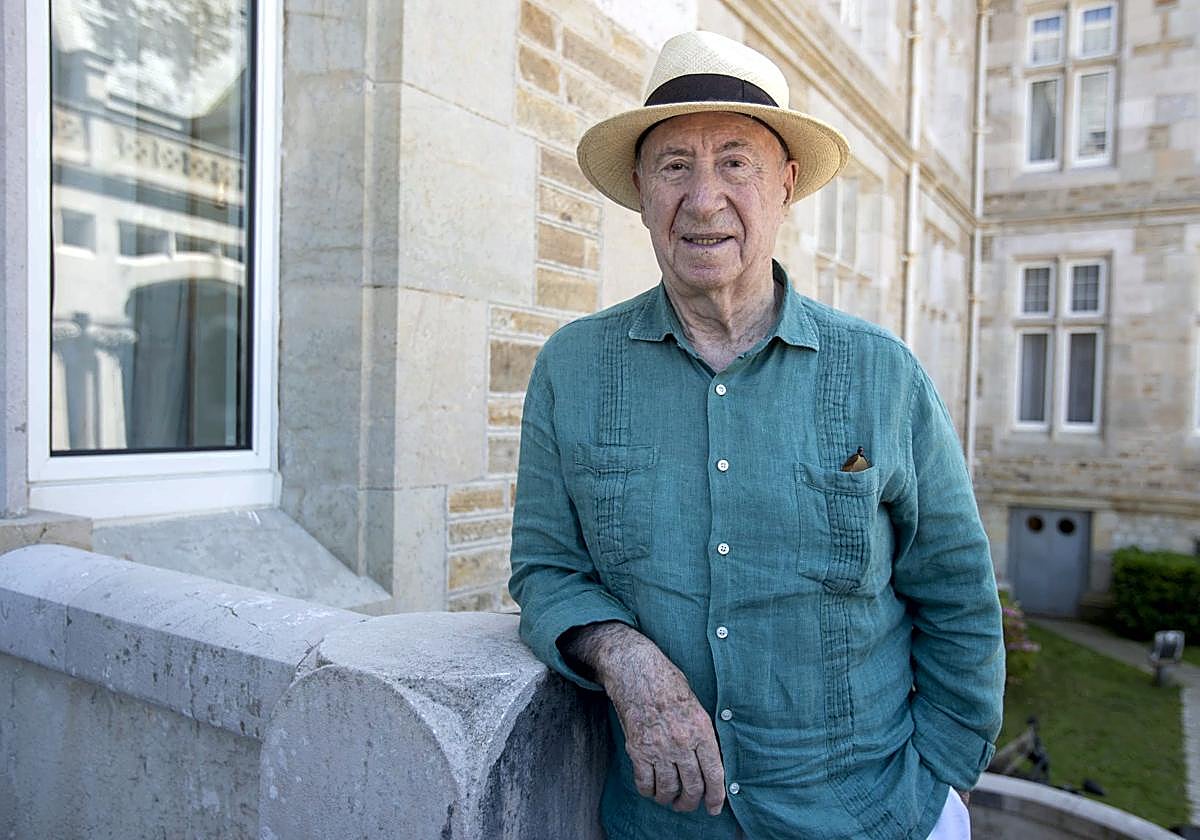 El viñetista, escritor y arquitecto José María Pérez, 'Peridis', es oriundo de Cabezón de Liébana.