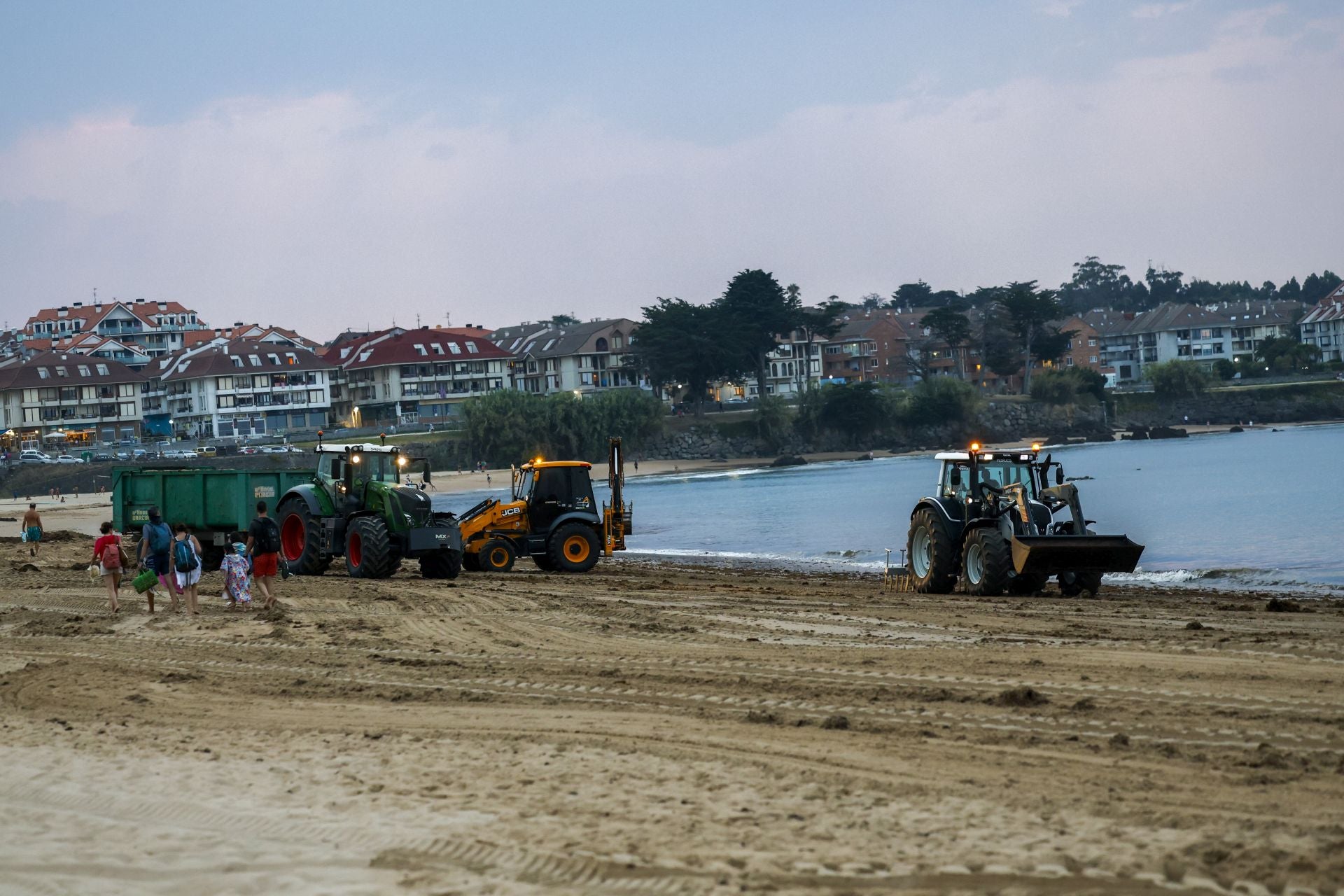 Las máquinas limpian por la noche, peor la marea sigue arrastrando nuevas algas.