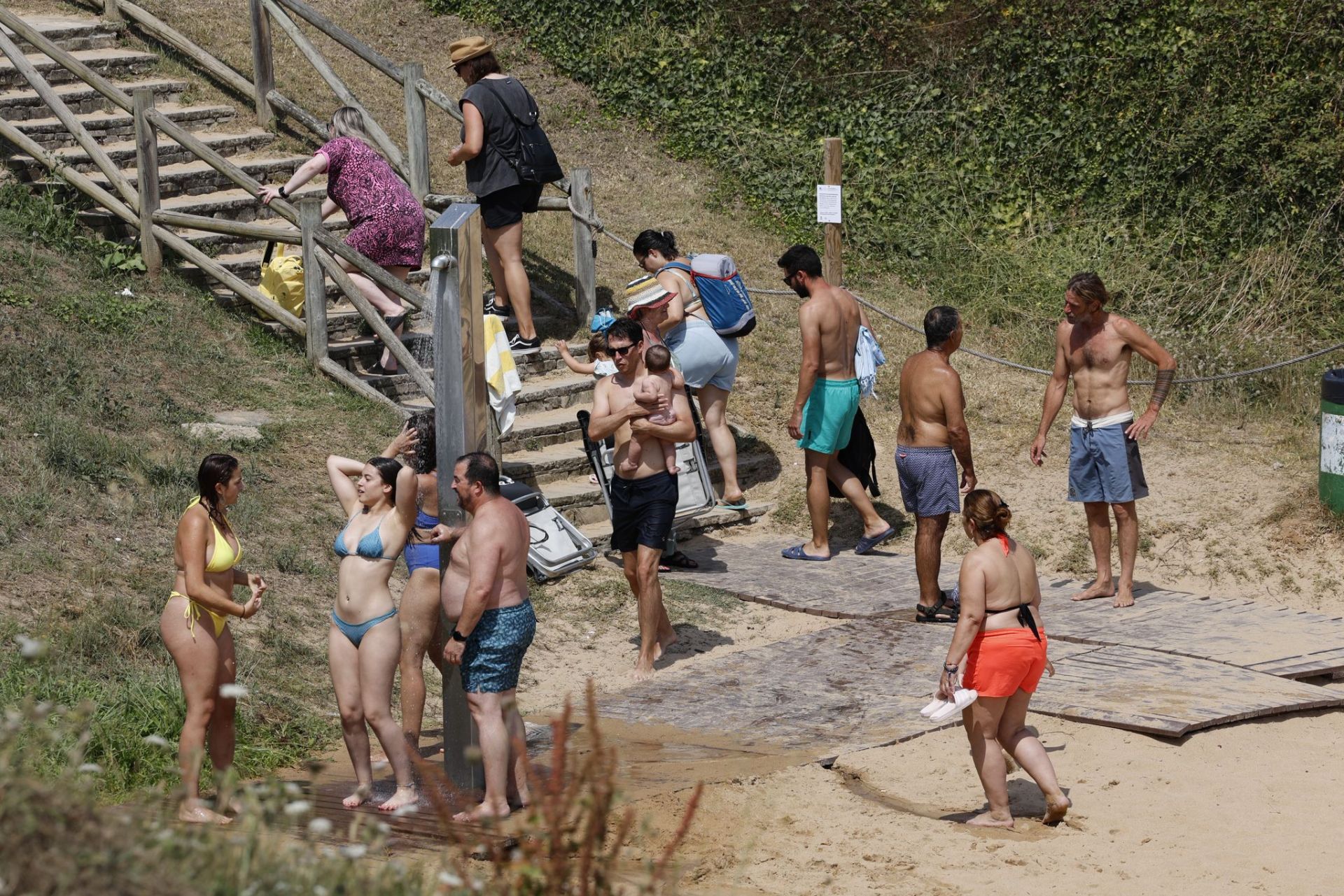 La playa de San Juan de la Canal también se llenó esta mañana de gente en busca de un chapuzón