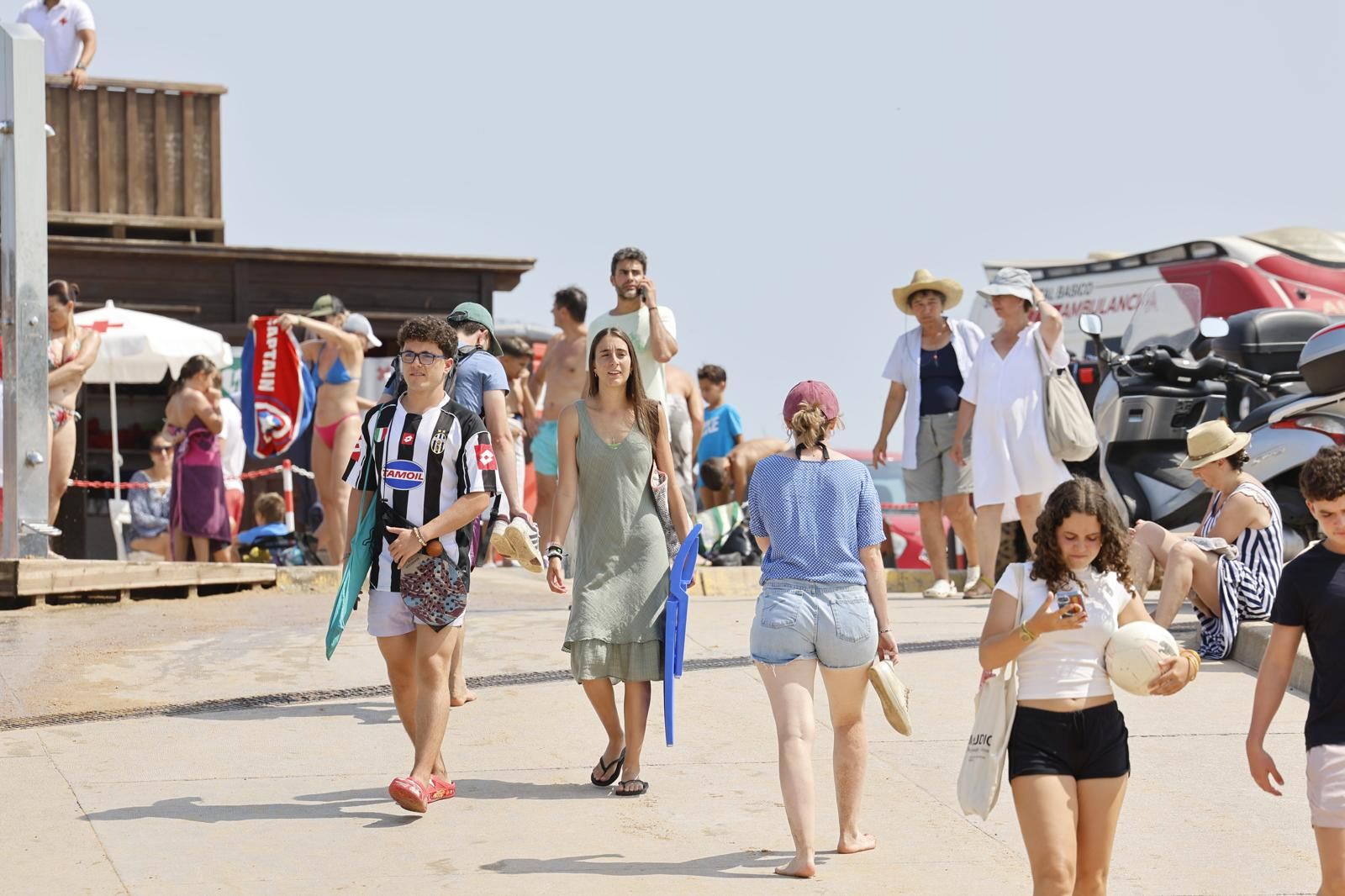 La entrada a la playa de Liencres, junto al chiringuito
