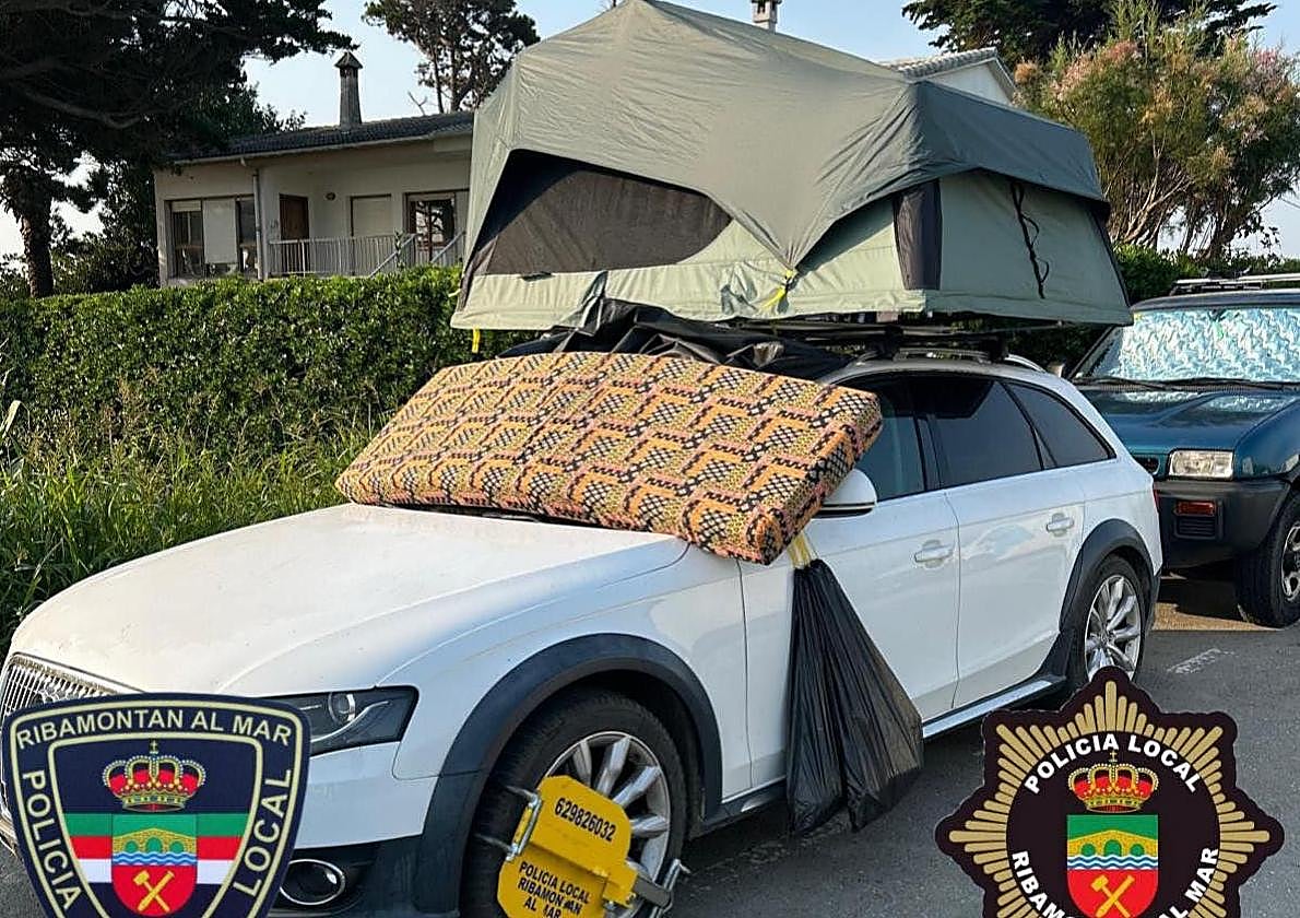 El coche que ha aparcado en Ribamontán al Mar con una tienda de campaña encima