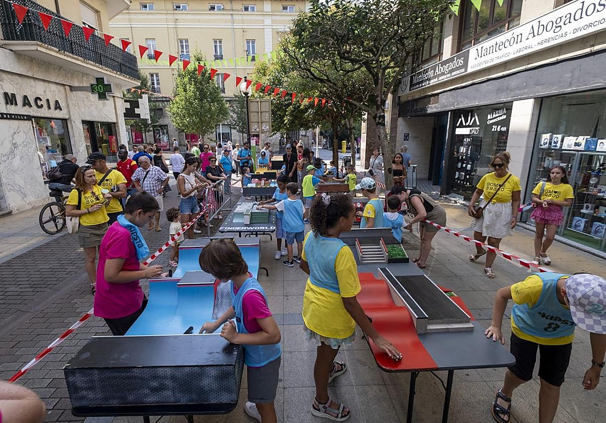 Entretenimiento sin límites en las pistas de 'finger skate', ayer, en Torrelavega.